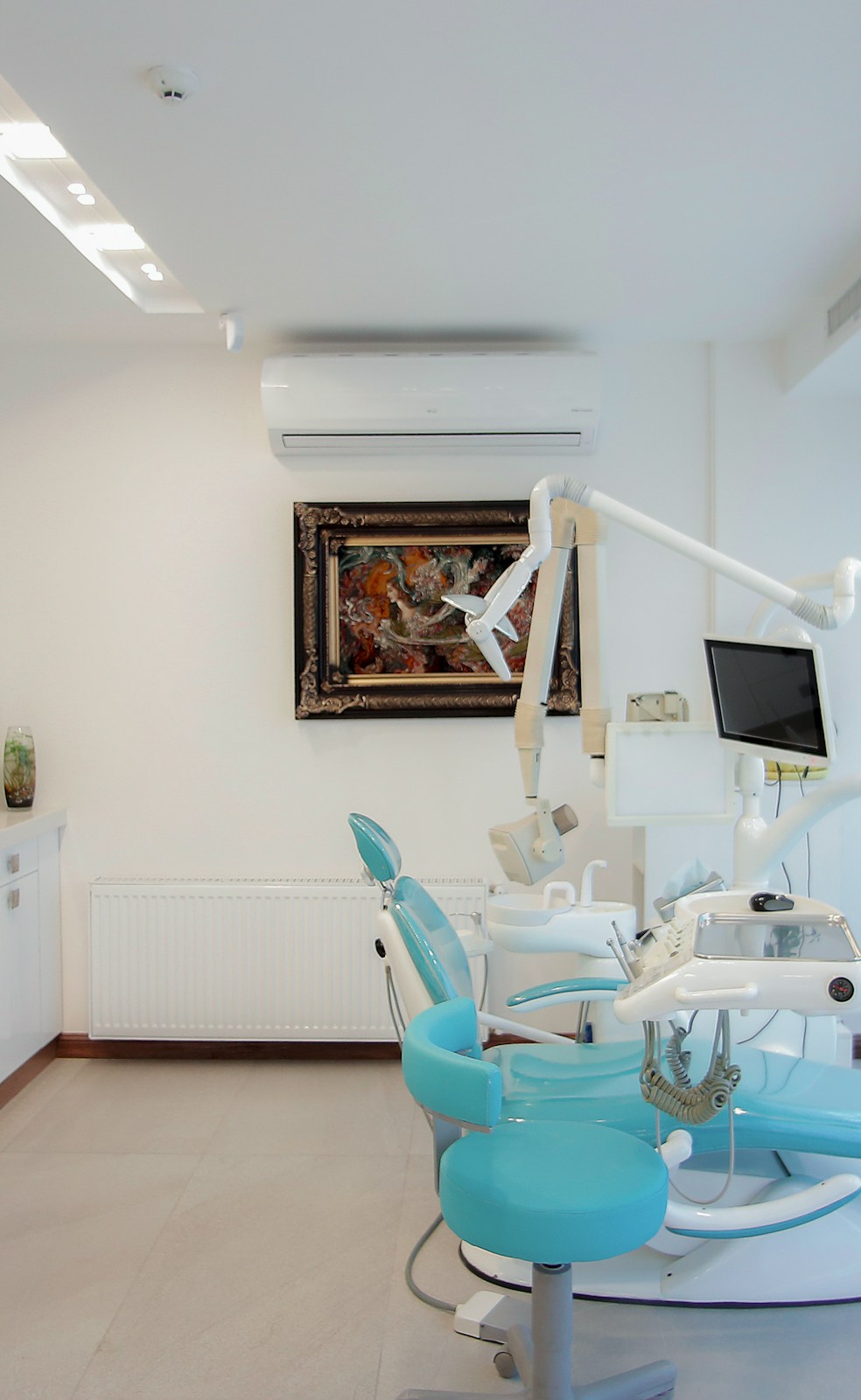 A modern clinic room showcasing hyaluronic acid injection equipment ready for patient care.