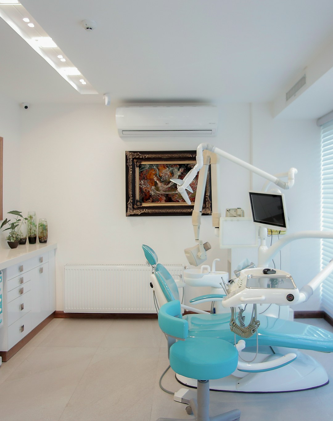 A modern clinic room showcasing hyaluronic acid injection equipment ready for patient care.